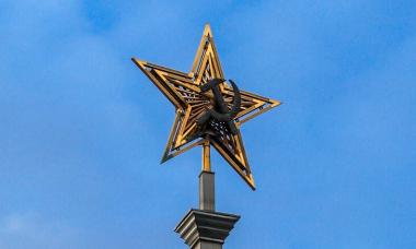 Как на кремлевских башнях зажглись рубиновые звезды Сколько звезд у кремлевской стены